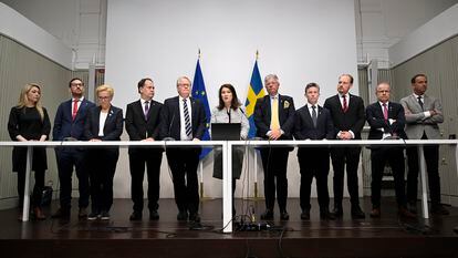 La ministra sueca de Exteriores, Ann Linde (centro) y el ministro de Defensa, Peter Hultqvist (a su izquierda), este viernes durante la rueda de prensa en la que han presentado el informe de seguridad.