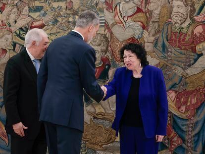 El rey Felipe VI estrecha la mano a la jueza del Tribunal Supremo de Estados Unidos Sonia Sotomayor, durante una audiencia celebrada este lunes, en el Palacio de La Zarzuela, en Madrid.