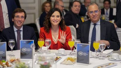 El alcalde de Madrid, José Luis Martínez-Almeida, la presidenta de la Comunidad, Isabel Díaz Ayuso, y el presidente de la Asamblea, Enrique Ossorio, durante un desayuno informativo este miércoles.