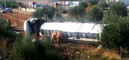 Bomberos junto al cami&oacute;n accidentado en Alginet.