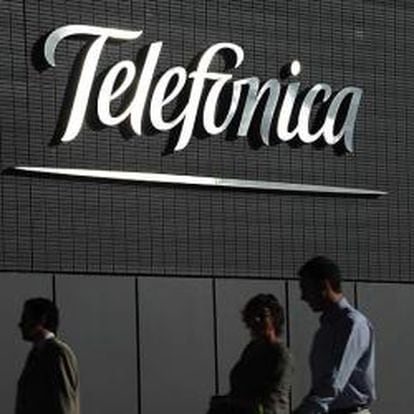 Empleados en la entrada de la sede de Telefónica en Madrid