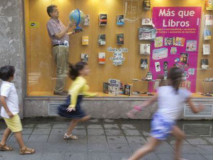 El escritor nicarag&uuml;ense Sergio Ram&iacute;rez, compartiendo escaparate con los libros, el viernes en Gij&oacute;n.