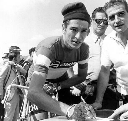 L'italià Felice Gimondi, amb barretina, firma abans d'una etapa de la Volta del 1968.