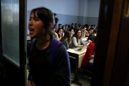 Una joven grita consignas a favor de la huelga mientras abandona una clase llena de alumnos en la Universidad Politécnica de Madrid.