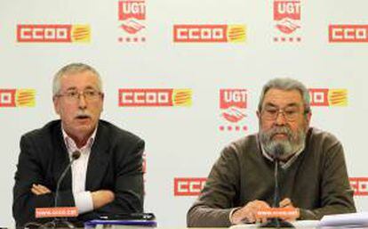 Los secretarios generales de CCOO y UGT, Ignacio Fernández Toxo (i) y Cándido Méndez (d), respectivamente, en la conferencia de prensa conjunta ofrecida hoy en Barcelona en la que han han vaticinado que en los próximos meses aumentará la conflictividad al expirar un 30 % de los convenios colectivos.