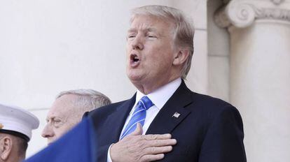 Trump canta el himno nacional con motivo del Día de los Caídos, en el cementerio nacional de Arlington, Virginia.