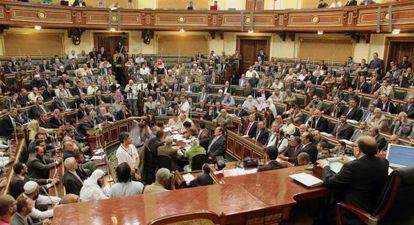 El Parlamento egipcio se re&uacute;ne por primera vez tras la disoluci&oacute;n dictada por los militares.