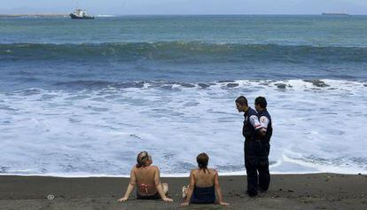 Dos de la Cruz Roja alertan sobre el peligro de nadar en la playa Caldera.