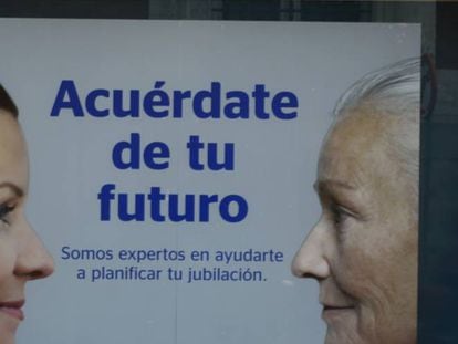 Publicidad de planes de pensiones en una sucursal bancaria.