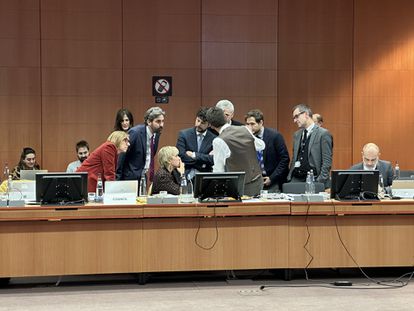La secretaria de Estado de Digitalización e Inteligencia Artificial, Carme Artigas, sentada, durante las negociaciones de la nueva ley en Bruselas.