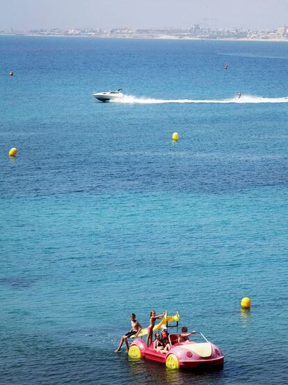 Una lancha motora y un hidropedal en la Caleta, en Orihuela.