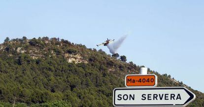 Una avioneta de los bomberos trabaja en la zona de Sa Font de Sa Cala, en el municipio de Capdepera.