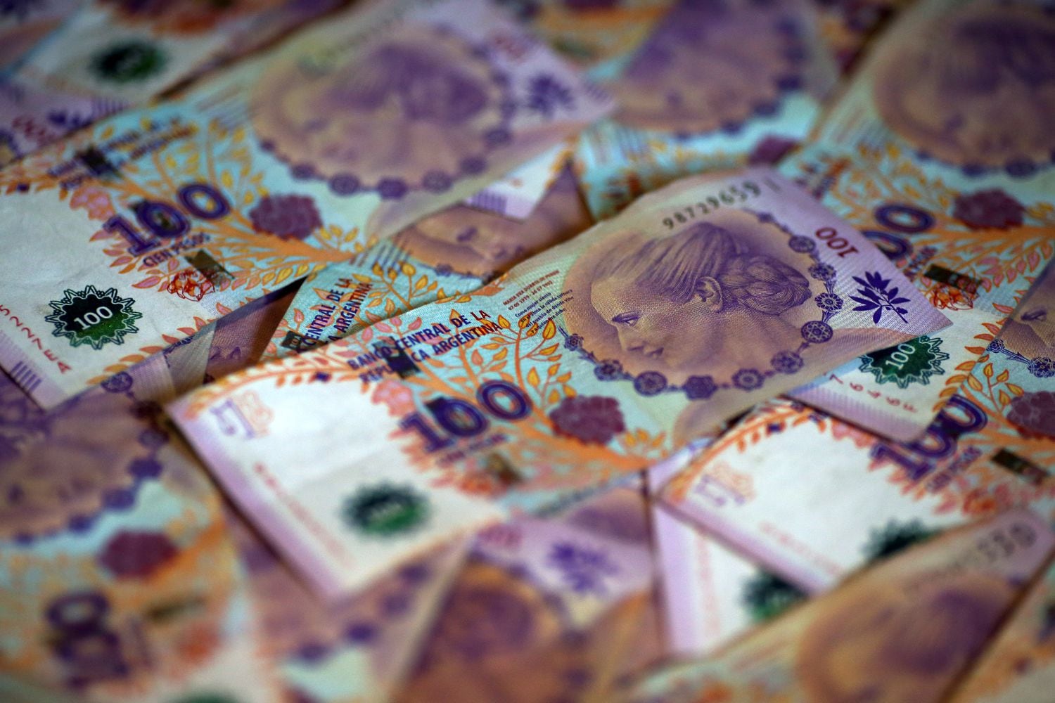 Imagen de archivo de billetes de 100 pesos argentinos.