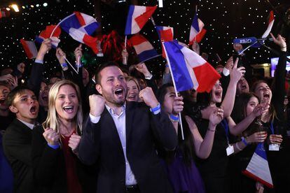Seguidores de la ultraderecha francesa celebran los resultados de los primeros sondeos, que les sitúan por delante del partido de Emmanuel Macron, en París, Francia.