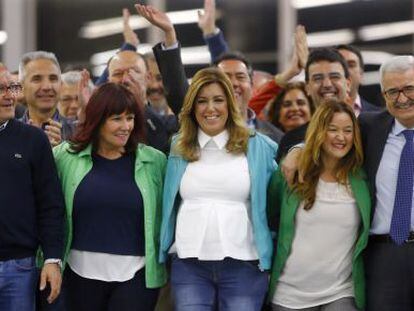 Susana Díaz celebra con su equipo la victoria electoral.