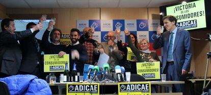 El equipo directivo de Adicae brinda esta mañana en su sede tras conocer la decisión del Tribunal de la Unión Europea de eliminar las cláusulas suelo.