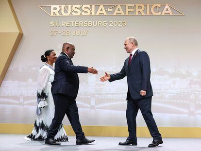El presidente de las Comoras, Azali Assoumani con su esposa y el presidente ruso Vladímir Putin, durante una ceremonia oficia la Segunda Cumbre del Foro Económico y Humanitario "Rusia-África" en San Petersburgo este jueves.