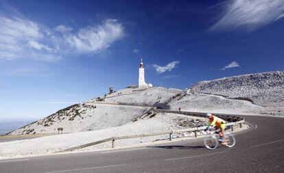 Un ciclista descendiendo el Mont Ventoux.