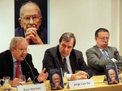 Jorge Carrillo, en el centro, junto a Ra&uacute;l Morodo, a la izquierda, y Miguel Herrero de Mi&ntilde;&oacute;n.