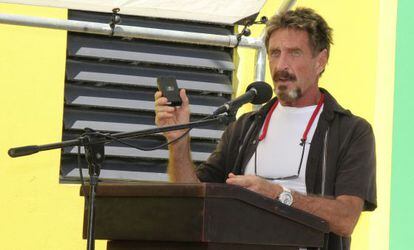 McAfee, en un acto en los cuarteles de la policía de Cayo Ambergris (Belice).