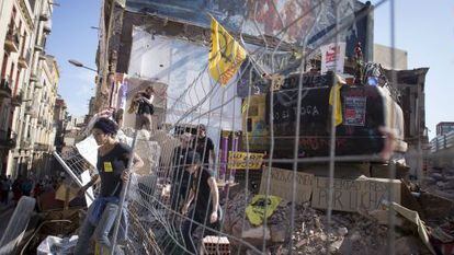 Los activistas de Can Vies siguieron trabajando, ayer, en el desescombro de la finca de Sants.