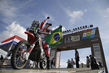 Gregorio Caselani, de Brasil, muestra la bandera de su país encima de su motocicleta Honda.