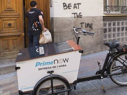 Un repartidor del sistema Prime Now de Amazon