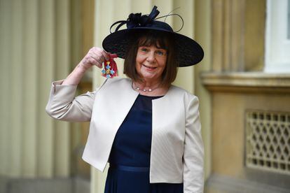La autora Julia Donaldson en el palacio Buckingham, cuando fue nombrada Comendadora de la Orden del Imperio Británico, el 2 de mayo de 2019.