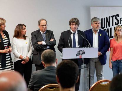 El expresidente Puigdemont junto a líderes de Junts per Catalunya, en Bruselas, este miércoles.