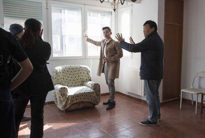 Clientes chinos visitan un piso para comprar en Madrid, esta semana