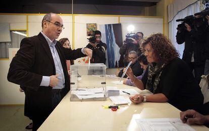 Francisco Jorquera, candidato del BNG a la presidencia de la Xunta de Galicia, deposita su voto para las elecciones gallegas