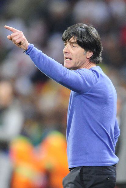 Joachim Löw da instrucciones a sus jugadores desde la banda.