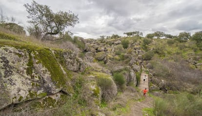 Puente del río Muelas en el parque natural de Cornalvo (Extremadura).