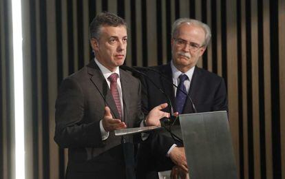 El lehendakari, Iñigo Urkullu, dirige unas palabras en la fiesta de Ibermática, en presencia del presidente de esta compañía, José Luis Larrea.