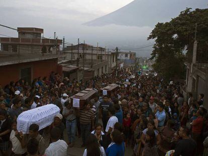 Vecinos de un poblado de Guatemala durante el entierro este lunes de algunas víctimas del volcán de El Fuego.