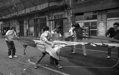 Encapuchados queman una bandera española en 1985.