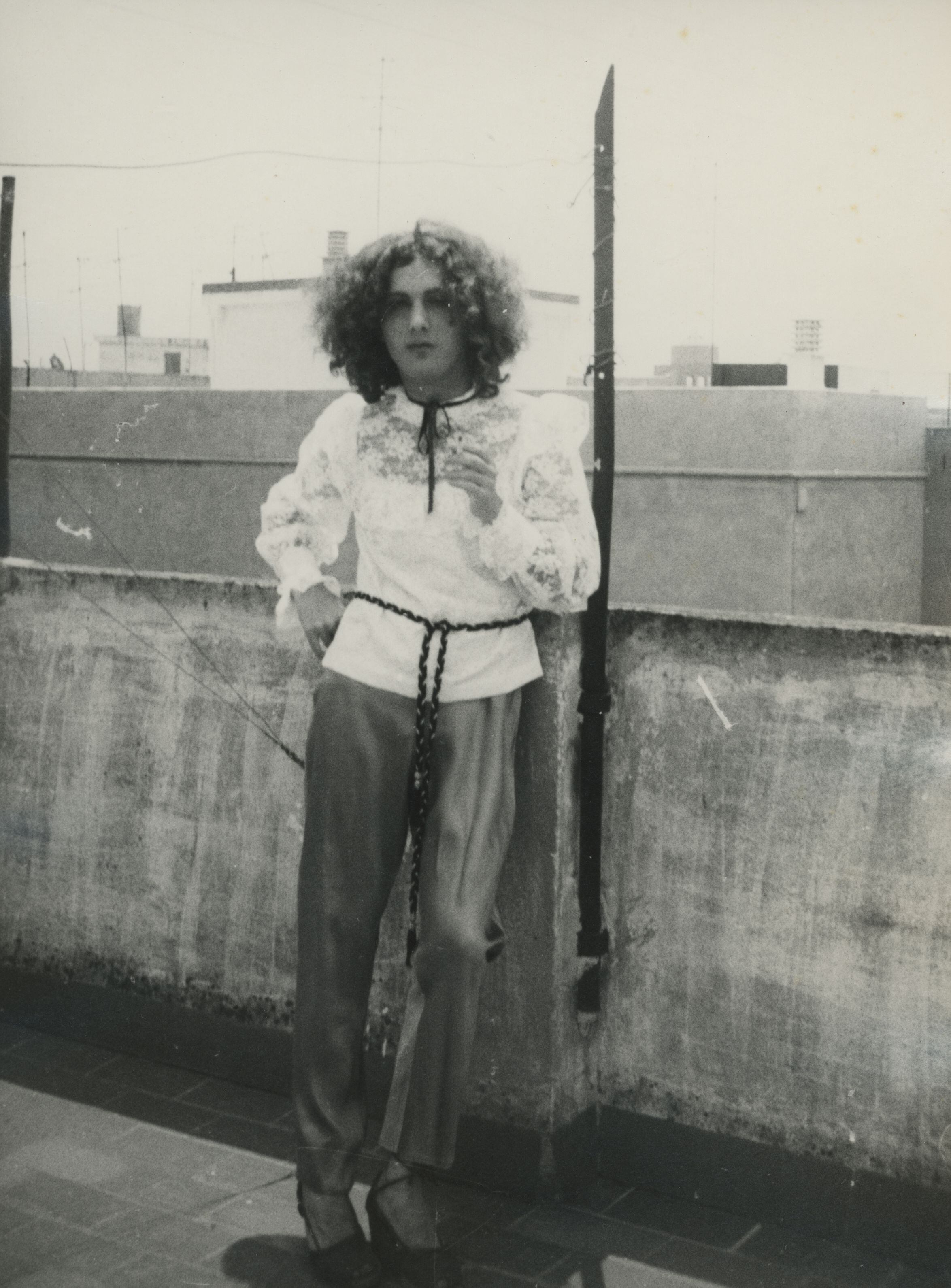 Un adolescente posa en la terraza de su casa, en el Cabanyal de Valencia, a principios de los 70.