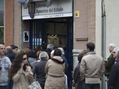 Colas por la venta de la lotería del Niño en la administración de 'El Gato Negro' en Sevilla.