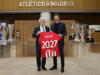 El presidente del Atlético de Madrid, Enrique Cerezo, y Diego Pablo Simeone, tras el anuncio de la renovación del técnico argentino hasta el 30 de junio de 2027.