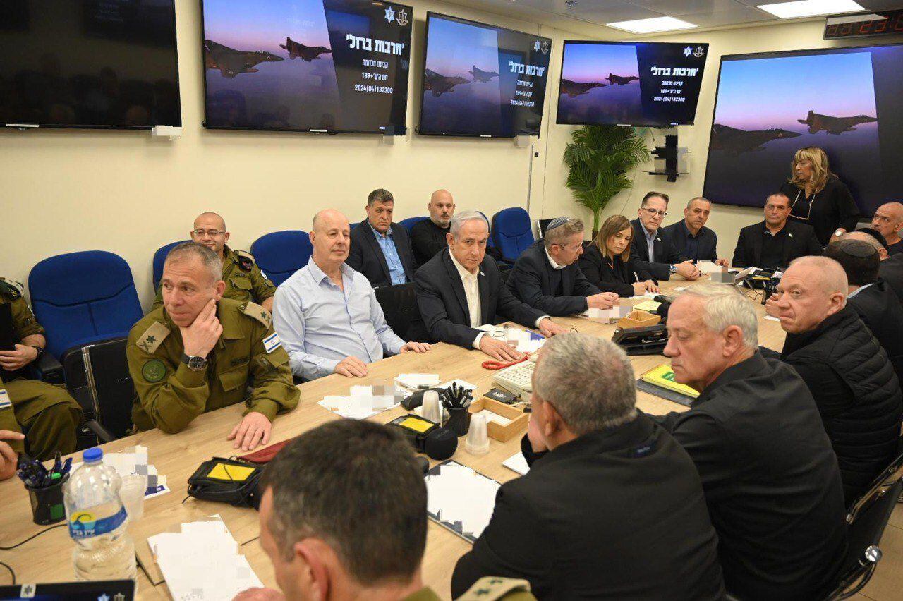 El primer ministro israelí, Benjamín Netanyahu, en el centro con chaqueta negra, se reunía con el gabinete de guerra en Tel Aviv, en una imagen distribuida por el gobierno.