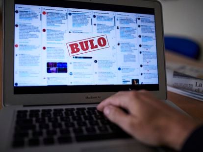 Una persona lee en su ordenador portátil una noticia falsa, en Madrid el 5 de noviembre de 2020.