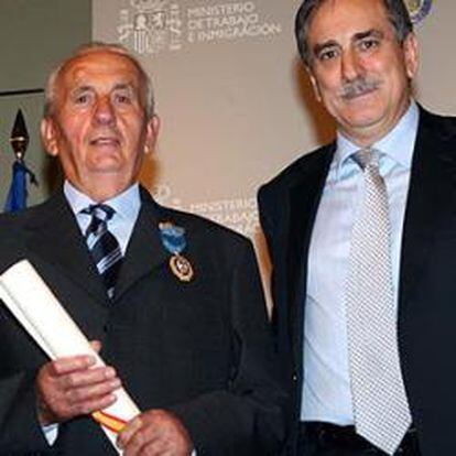 Julio Muñoz Sánchez máximo cotizante a la Seguridad Social, junto al ministro de Trabajo e Inmigración, Valeriano Gómez.