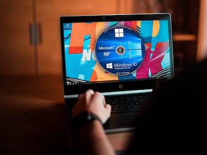 Ordenador con disco de Windows 10.