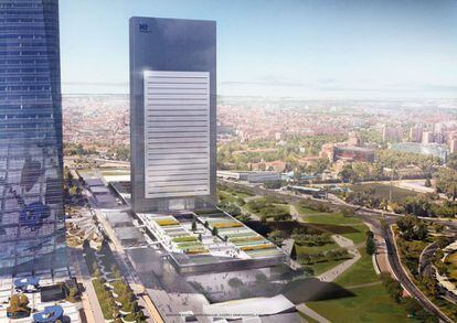 IE University prevé inaugurar en septiembre de 2021 la IE Tower, ubicada en la plaza de Castilla. Este edificio de 180 metros de altura, 35 plantas, 50.000 metros cuadrados de superficie y con otros 7.000 metros cuadrados de zonas verdes, se convertirá en su nueva sede en la ciudad de Madrid.
Es uno de los pocos centros universitarios en altura a nivel mundial, ha sido diseñado para convertirse en referencia de innovación y tecnología aplicada a la educación y cuenta además con criterios de sostenibilidad y máxima eficiencia energética en su construcción, en el marco de su programa 10 Year Challenge.
Será la quinta torre del complejo empresarial del norte de la capital que pertenecerá al característico skyline de Madrid. Tiene capacidad para 6.000 estudiantes y allí acudirán alumnos de todos los programas de grado de IE University. 