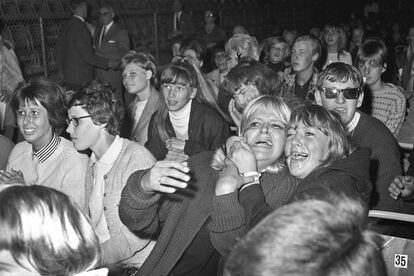 Una de las leyendas que ha perdurado en la memoria colectiva es aquella que denuncia el fuerte hedor a pis presente en los conciertos de la banda debido a su excitadísimo público. “Las chicas se meaban encima literalmente. Lo que más asocio a The Beatles es ese olor a orina”, afirmó en una entrevista con GQ el mítico productor Bob Geldof.
