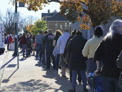 Colas para votar en Milwakee, el martes, ante una furgoneta del programa de reparto de comida gratis Pizza to the Polls y Uber Eats.