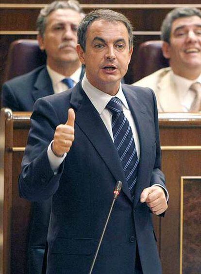 El presidente del Gobierno, José Luis Rodríguez Zapatero, respondiendo a las preguntas de los populares en un momento de la sesión de control al Gobierno que se celebra todos los miércoles en el Congreso de los Diputados.