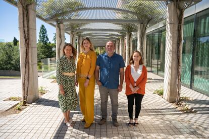 Belén Sánchez, directora de Servicios Generales de la Ciudad Financiera Grupo Santander; Anastasiia Hrynzovska, refugiada ucraniana; Paco Garrido, coordinador de CEAR Madrid; e Inés Ruiz de la Cuesta, voluntaria de Banco Santander.