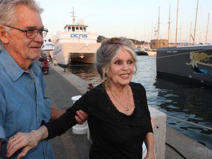 La actriz Brigitte Bardot y su marido, Bernard d' Ormale, en un acto en Saint Tropez (Francia) en septiembre de 2014.