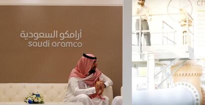 Empleado de Aramco, en el stand de la compañía en una feria celebrada en Bahrein.